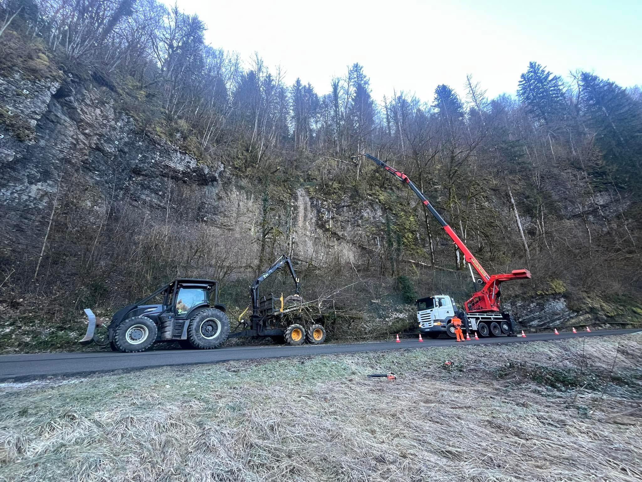 Nettoyage de falaises dans le Jura — SAS POLYVIER